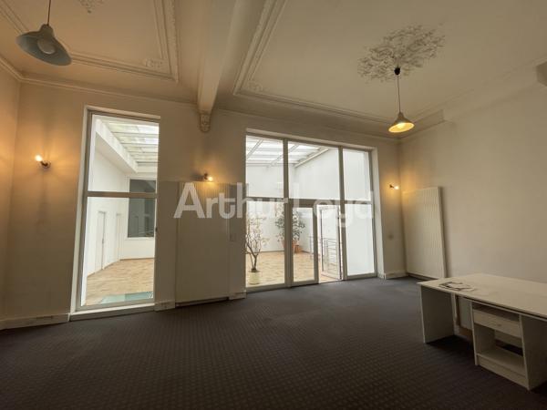 À VENDRE - Ensemble de Bureaux de Caractère avec Cour Intérieure et Stationnement Privatif - Emplacement Premium Lille