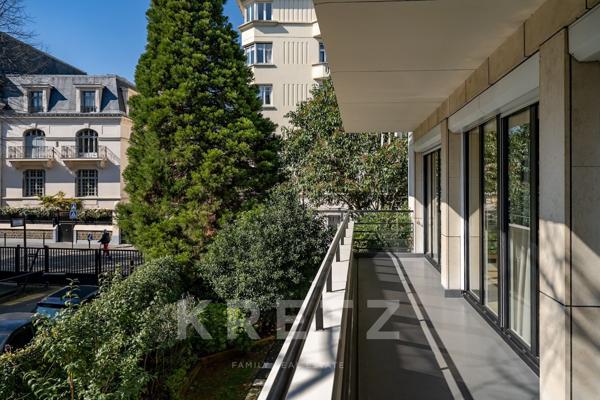 Neuilly Saint James. Duplex jardin terrasse. 4 chambres
