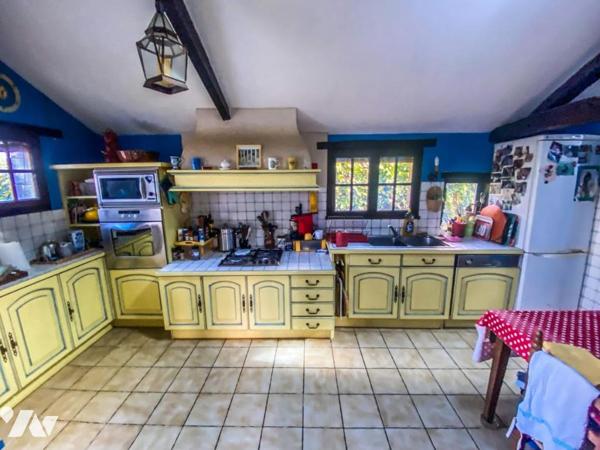 LA BOHALLE MAISON ANCIENNE AVEC GRAND JARDIN, DEPENDANCES ET PISCINE