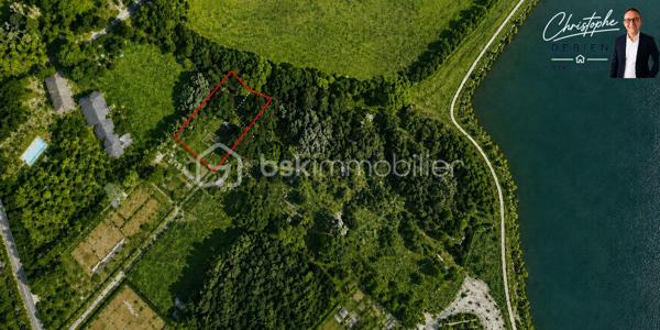 Christophe Debien – BSK Immobilier vous propose en exclusivité cette parcelle d’environ 900 m², située à La Benetière, La Roche-sur-Yon.

⚠️ Il s’agit d’un terrain de loisirs non constructible. Cette parcelle est destinée à un usage de loisirs et ne constitue pas un terrain à bâtir.

Bénéficiant d’une façade d’environ 29 mètres pour une profondeur d’environ 31 mètres, cette parcelle offre de belles dimensions dans un environnement calme et verdoyant.

Sa situation permet de profiter de la nature tout en restant à proximité de La Roche-sur-Yon, de ses commerces, services et principaux axes routiers. Le secteur bénéficie également de la proximité du lac de Moulin Papon, apprécié pour ses promenades et activités de plein air.

La parcelle est actuellement à l’état naturel, avec une végétation dense. Un débroussaillage sera donc nécessaire afin de faciliter son accès, d’en apprécier pleinement les dimensions et de révéler tout son potentiel en tant qu’espace de loisirs.

Un agréable espace de verdure aux portes de La Roche-sur-Yon, associant calme, nature et proximité de la ville, idéal pour profiter d’un environnement naturel.

Pour en savoir plus, contactez Christophe Debien – BSK Immobilier.