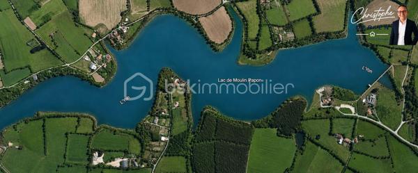 Christophe Debien – BSK Immobilier vous propose en exclusivité cette parcelle d’environ 900 m², située à La Benetière, La Roche-sur-Yon.

⚠️ Il s’agit d’un terrain de loisirs non constructible. Cette parcelle est destinée à un usage de loisirs et ne constitue pas un terrain à bâtir.

Bénéficiant d’une façade d’environ 29 mètres pour une profondeur d’environ 31 mètres, cette parcelle offre de belles dimensions dans un environnement calme et verdoyant.

Sa situation permet de profiter de la nature tout en restant à proximité de La Roche-sur-Yon, de ses commerces, services et principaux axes routiers. Le secteur bénéficie également de la proximité du lac de Moulin Papon, apprécié pour ses promenades et activités de plein air.

La parcelle est actuellement à l’état naturel, avec une végétation dense. Un débroussaillage sera donc nécessaire afin de faciliter son accès, d’en apprécier pleinement les dimensions et de révéler tout son potentiel en tant qu’espace de loisirs.

Un agréable espace de verdure aux portes de La Roche-sur-Yon, associant calme, nature et proximité de la ville, idéal pour profiter d’un environnement naturel.

Pour en savoir plus, contactez Christophe Debien – BSK Immobilier.