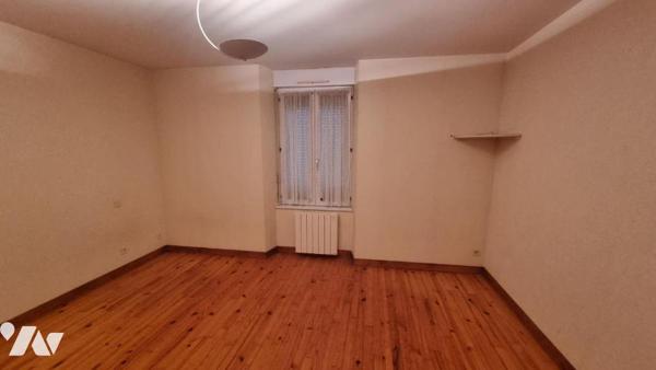 GORRON 2min : un immeuble de rapport se composant en deux appartements:
1) Un appartement loué...