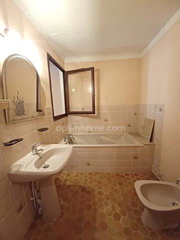 A VENDRE PROCHE DE LA BELGIQUE ET DU LUXEMBOURG MAISON DE VILLAGE A FINIR DE RENOVER 3 CHAMBRES