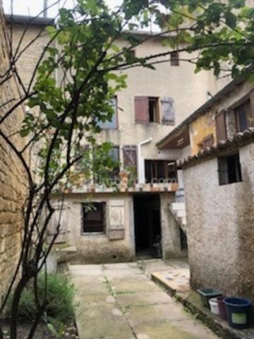 A VENDRE PROCHE DE LA BELGIQUE ET DU LUXEMBOURG MAISON DE VILLAGE A FINIR DE RENOVER 3 CHAMBRES