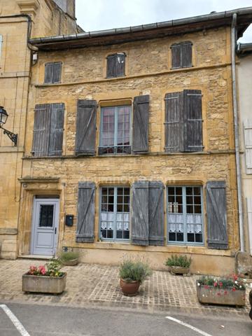 A VENDRE PROCHE DE LA BELGIQUE ET DU LUXEMBOURG MAISON DE VILLAGE A FINIR DE RENOVER 3 CHAMBRES