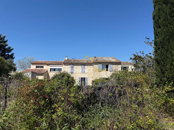 Sénas (13560) Authentique mas provençal en pierre avec dépendances 336 m² habitables sur plus d' un hectare