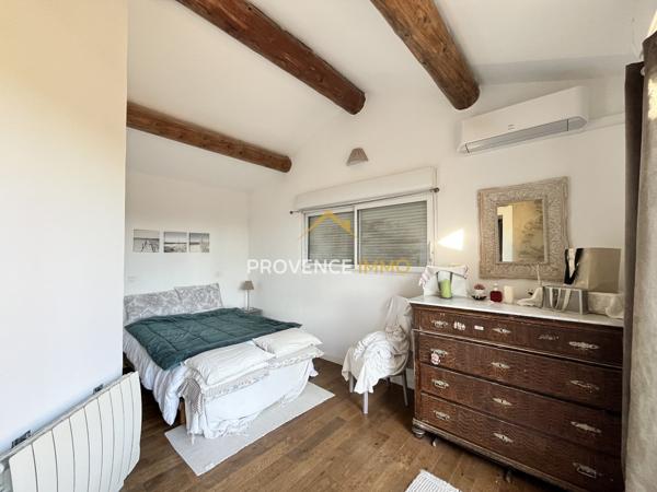 Sénas (13560) Authentique mas provençal en pierre avec dépendances 336 m² habitables sur plus d' un hectare