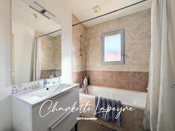 Belle maison moderne avec jardin et terrasse