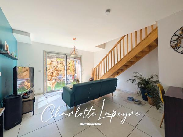 Belle maison moderne avec jardin et terrasse