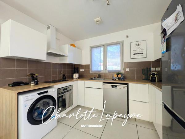 Belle maison moderne avec jardin et terrasse