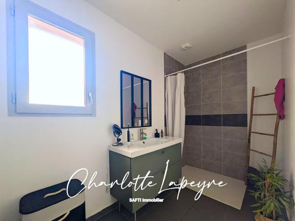 Belle maison moderne avec jardin et terrasse