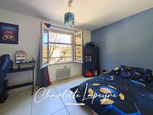 Belle maison moderne avec jardin et terrasse