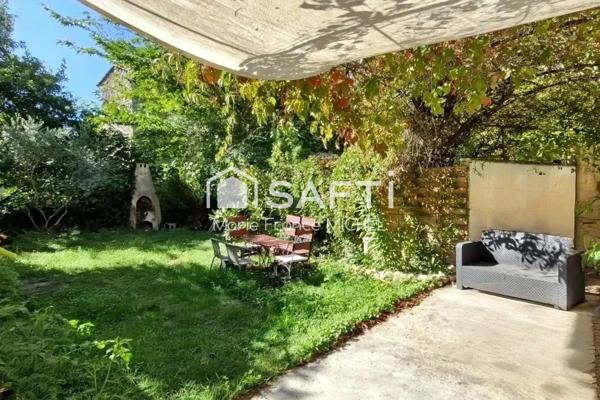 Au cœur du charmant village de Velleron, maison de village de 100 m² à fort potentiel, complétée par 70 m² à rénover. Composée de 5 pièces dont 4 chambres, elle dispose d’un jardin agréable de 180 m². Travaux à prévoir. Idéal projet familial ou résidence secondaire.