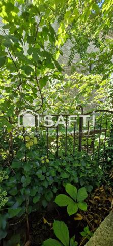 Au cœur du charmant village de Velleron, maison de village de 100 m² à fort potentiel, complétée par 70 m² à rénover. Composée de 5 pièces dont 4 chambres, elle dispose d’un jardin agréable de 180 m². Travaux à prévoir. Idéal projet familial ou résidence secondaire.