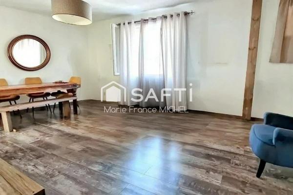 Au cœur du charmant village de Velleron, maison de village de 100 m² à fort potentiel, complétée par 70 m² à rénover. Composée de 5 pièces dont 4 chambres, elle dispose d’un jardin agréable de 180 m². Travaux à prévoir. Idéal projet familial ou résidence secondaire.