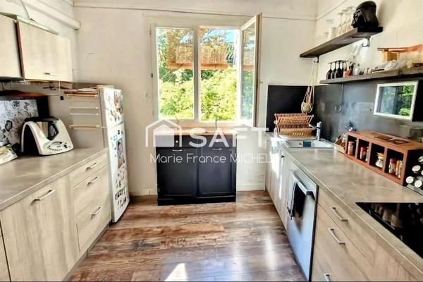 Au cœur du charmant village de Velleron, maison de village de 100 m² à fort potentiel, complétée par 70 m² à rénover. Composée de 5 pièces dont 4 chambres, elle dispose d’un jardin agréable de 180 m². Travaux à prévoir. Idéal projet familial ou résidence secondaire.