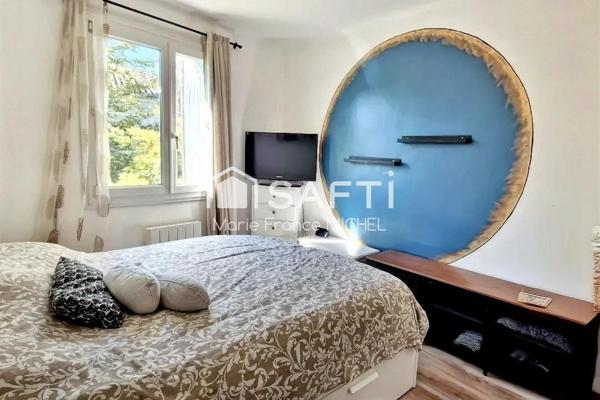 Au cœur du charmant village de Velleron, maison de village de 100 m² à fort potentiel, complétée par 70 m² à rénover. Composée de 5 pièces dont 4 chambres, elle dispose d’un jardin agréable de 180 m². Travaux à prévoir. Idéal projet familial ou résidence secondaire.