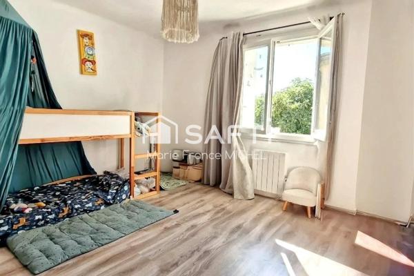 Au cœur du charmant village de Velleron, maison de village de 100 m² à fort potentiel, complétée par 70 m² à rénover. Composée de 5 pièces dont 4 chambres, elle dispose d’un jardin agréable de 180 m². Travaux à prévoir. Idéal projet familial ou résidence secondaire.