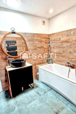 Au cœur du charmant village de Velleron, maison de village de 100 m² à fort potentiel, complétée par 70 m² à rénover. Composée de 5 pièces dont 4 chambres, elle dispose d’un jardin agréable de 180 m². Travaux à prévoir. Idéal projet familial ou résidence secondaire.