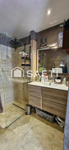 Au cœur du charmant village de Velleron, maison de village de 100 m² à fort potentiel, complétée par 70 m² à rénover. Composée de 5 pièces dont 4 chambres, elle dispose d’un jardin agréable de 180 m². Travaux à prévoir. Idéal projet familial ou résidence secondaire.