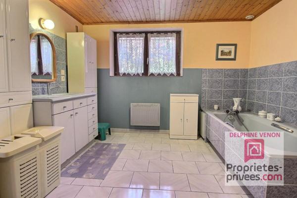 Corps de ferme avec beaucoup de potentiel et 2 habitations sur 7120 m² à Saint Martin D Abbat