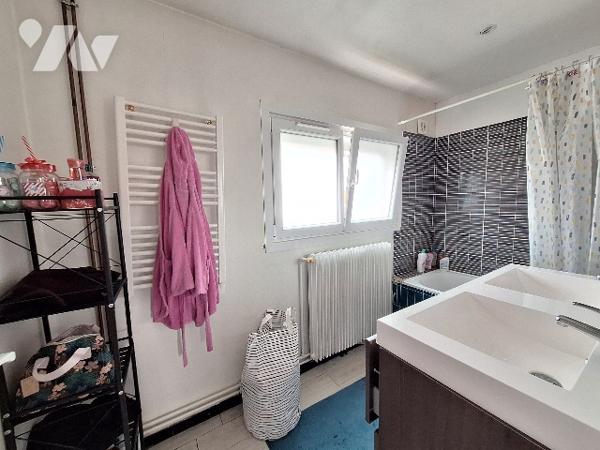 Maison 4 chambres, jardin, garage.