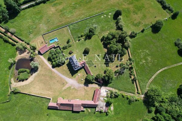 Belle propriété aux portes de Moulins avec nombreuses dépendances sur 12ha de terrain libre