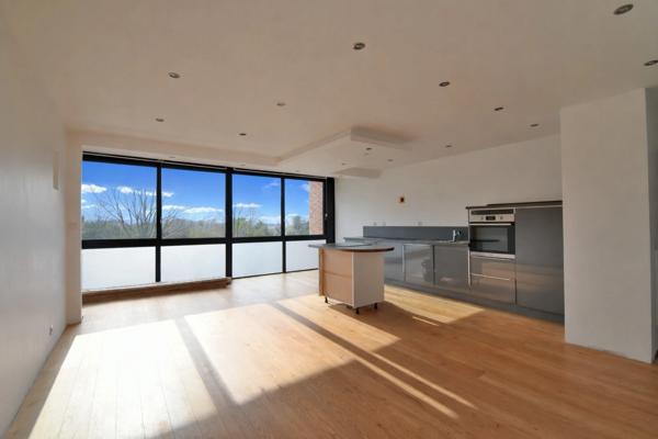 Villeneuve-d’Ascq – Jean Jaurès : T4 traversant 85 m², 3 chambres, ascenseur, parking collectif (DPE C)