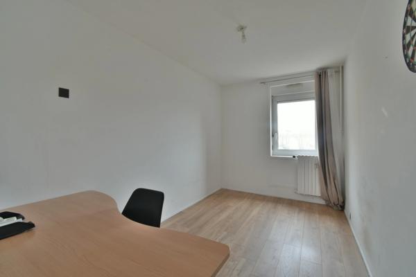 Villeneuve-d’Ascq – Jean Jaurès : T4 traversant 85 m², 3 chambres, ascenseur, parking collectif (DPE C)