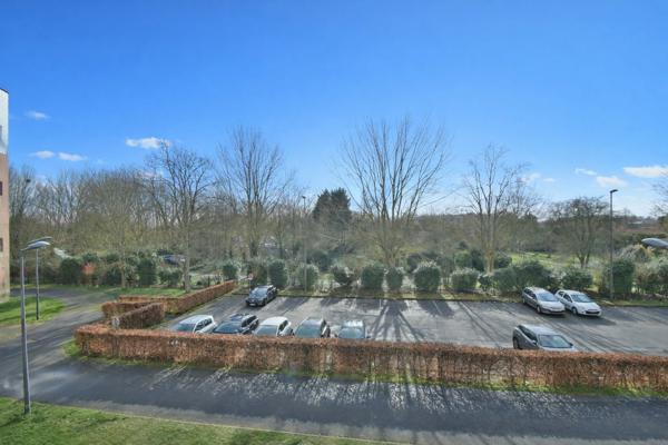 Villeneuve-d’Ascq – Jean Jaurès : T4 traversant 85 m², 3 chambres, ascenseur, parking collectif (DPE C)