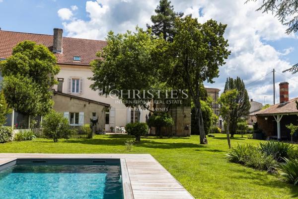 Élégance intemporelle et charme du patrimoine au cœur de Castillon-la-Bataille