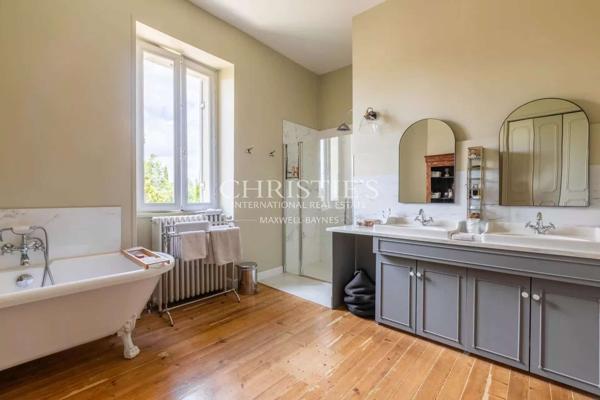 Élégance intemporelle et charme du patrimoine au cœur de Castillon-la-Bataille