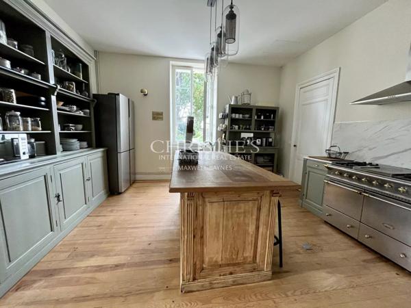 Élégance intemporelle et charme du patrimoine au cœur de Castillon-la-Bataille