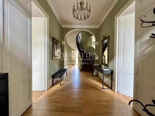 Élégance intemporelle et charme du patrimoine au cœur de Castillon-la-Bataille