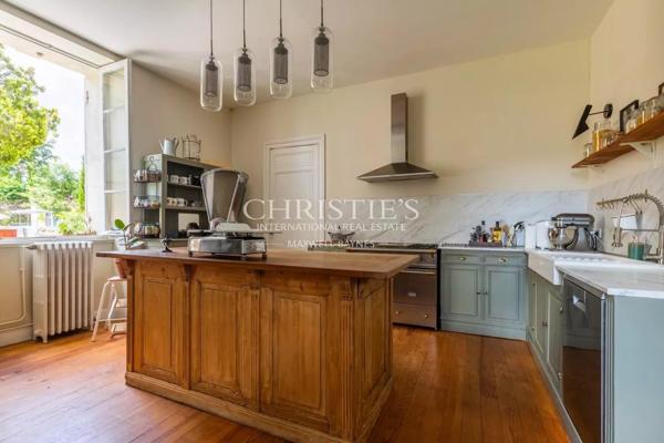 Élégance intemporelle et charme du patrimoine au cœur de Castillon-la-Bataille