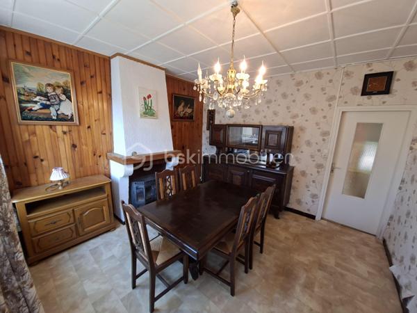 🏡 Maison semi-individuelle de caractère – 80 m² habitables –📍Noyelles-Sous-Lens – Terrain de 336 m² – 77 000 €

À découvrir sans tarder sur Noyelles-Sous-Lens ! Cette charmante maison semi individuelle des années 1930 saura vous séduire par ses beaux volumes, son potentiel et son excellent rapport qualité/prix.
Édifiée sur un terrain de 336 m², elle offre 80 m² habitables avec des pièces spacieuses et lumineuses.

Composition :

Un salon de 15 m² offrant un bel espace de vie.
Une cuisine de 15 m², fonctionnelle et conviviale.
Deux grandes chambres de 15 m² et 17 m².
Une salle de bain.
Une magnifique véranda, véritable pièce de détente ouverte sur le jardin.

Les atouts :

✅ Menuiseries PVC double vitrage.
✅ Grand garage de 15 m².
✅ Cabanon de jardin pour un espace de rangement supplémentaire.
✅ Cave saine de 15 m², idéale pour le stockage.
✅ Maison de caractère avec de très beaux volumes.
✅ Terrain de 336 m², parfait pour profiter des beaux jours.

Située à proximité immédiate de toutes les commodités : commerces, écoles, transports en commun, services et principaux axes de circulation. Un emplacement idéal pour une vie quotidienne pratique et agréable. 

Une belle opportunité pour un premier achat, un investissement locatif ou un projet de rénovation avec un fort potentiel. N'attendez plus pour venir la visiter ! Contactez moi dès maintenant pour plus d'informations ou pour organiser une visite.