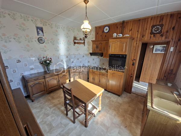 🏡 Maison semi-individuelle de caractère – 80 m² habitables –📍Noyelles-Sous-Lens – Terrain de 336 m² – 77 000 €

À découvrir sans tarder sur Noyelles-Sous-Lens ! Cette charmante maison semi individuelle des années 1930 saura vous séduire par ses beaux volumes, son potentiel et son excellent rapport qualité/prix.
Édifiée sur un terrain de 336 m², elle offre 80 m² habitables avec des pièces spacieuses et lumineuses.

Composition :

Un salon de 15 m² offrant un bel espace de vie.
Une cuisine de 15 m², fonctionnelle et conviviale.
Deux grandes chambres de 15 m² et 17 m².
Une salle de bain.
Une magnifique véranda, véritable pièce de détente ouverte sur le jardin.

Les atouts :

✅ Menuiseries PVC double vitrage.
✅ Grand garage de 15 m².
✅ Cabanon de jardin pour un espace de rangement supplémentaire.
✅ Cave saine de 15 m², idéale pour le stockage.
✅ Maison de caractère avec de très beaux volumes.
✅ Terrain de 336 m², parfait pour profiter des beaux jours.

Située à proximité immédiate de toutes les commodités : commerces, écoles, transports en commun, services et principaux axes de circulation. Un emplacement idéal pour une vie quotidienne pratique et agréable. 

Une belle opportunité pour un premier achat, un investissement locatif ou un projet de rénovation avec un fort potentiel. N'attendez plus pour venir la visiter ! Contactez moi dès maintenant pour plus d'informations ou pour organiser une visite.