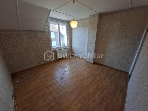 🏡 Maison semi-individuelle de caractère – 80 m² habitables –📍Noyelles-Sous-Lens – Terrain de 336 m² – 77 000 €

À découvrir sans tarder sur Noyelles-Sous-Lens ! Cette charmante maison semi individuelle des années 1930 saura vous séduire par ses beaux volumes, son potentiel et son excellent rapport qualité/prix.
Édifiée sur un terrain de 336 m², elle offre 80 m² habitables avec des pièces spacieuses et lumineuses.

Composition :

Un salon de 15 m² offrant un bel espace de vie.
Une cuisine de 15 m², fonctionnelle et conviviale.
Deux grandes chambres de 15 m² et 17 m².
Une salle de bain.
Une magnifique véranda, véritable pièce de détente ouverte sur le jardin.

Les atouts :

✅ Menuiseries PVC double vitrage.
✅ Grand garage de 15 m².
✅ Cabanon de jardin pour un espace de rangement supplémentaire.
✅ Cave saine de 15 m², idéale pour le stockage.
✅ Maison de caractère avec de très beaux volumes.
✅ Terrain de 336 m², parfait pour profiter des beaux jours.

Située à proximité immédiate de toutes les commodités : commerces, écoles, transports en commun, services et principaux axes de circulation. Un emplacement idéal pour une vie quotidienne pratique et agréable. 

Une belle opportunité pour un premier achat, un investissement locatif ou un projet de rénovation avec un fort potentiel. N'attendez plus pour venir la visiter ! Contactez moi dès maintenant pour plus d'informations ou pour organiser une visite.