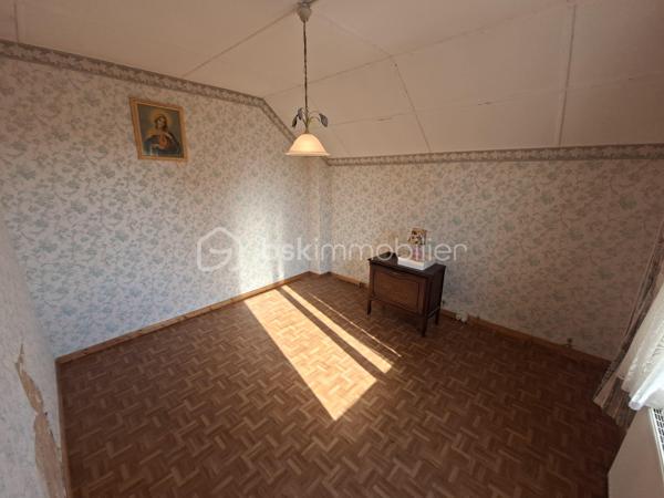 🏡 Maison semi-individuelle de caractère – 80 m² habitables –📍Noyelles-Sous-Lens – Terrain de 336 m² – 77 000 €

À découvrir sans tarder sur Noyelles-Sous-Lens ! Cette charmante maison semi individuelle des années 1930 saura vous séduire par ses beaux volumes, son potentiel et son excellent rapport qualité/prix.
Édifiée sur un terrain de 336 m², elle offre 80 m² habitables avec des pièces spacieuses et lumineuses.

Composition :

Un salon de 15 m² offrant un bel espace de vie.
Une cuisine de 15 m², fonctionnelle et conviviale.
Deux grandes chambres de 15 m² et 17 m².
Une salle de bain.
Une magnifique véranda, véritable pièce de détente ouverte sur le jardin.

Les atouts :

✅ Menuiseries PVC double vitrage.
✅ Grand garage de 15 m².
✅ Cabanon de jardin pour un espace de rangement supplémentaire.
✅ Cave saine de 15 m², idéale pour le stockage.
✅ Maison de caractère avec de très beaux volumes.
✅ Terrain de 336 m², parfait pour profiter des beaux jours.

Située à proximité immédiate de toutes les commodités : commerces, écoles, transports en commun, services et principaux axes de circulation. Un emplacement idéal pour une vie quotidienne pratique et agréable. 

Une belle opportunité pour un premier achat, un investissement locatif ou un projet de rénovation avec un fort potentiel. N'attendez plus pour venir la visiter ! Contactez moi dès maintenant pour plus d'informations ou pour organiser une visite.