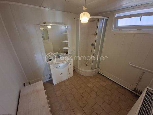 🏡 Maison semi-individuelle de caractère – 80 m² habitables –📍Noyelles-Sous-Lens – Terrain de 336 m² – 77 000 €

À découvrir sans tarder sur Noyelles-Sous-Lens ! Cette charmante maison semi individuelle des années 1930 saura vous séduire par ses beaux volumes, son potentiel et son excellent rapport qualité/prix.
Édifiée sur un terrain de 336 m², elle offre 80 m² habitables avec des pièces spacieuses et lumineuses.

Composition :

Un salon de 15 m² offrant un bel espace de vie.
Une cuisine de 15 m², fonctionnelle et conviviale.
Deux grandes chambres de 15 m² et 17 m².
Une salle de bain.
Une magnifique véranda, véritable pièce de détente ouverte sur le jardin.

Les atouts :

✅ Menuiseries PVC double vitrage.
✅ Grand garage de 15 m².
✅ Cabanon de jardin pour un espace de rangement supplémentaire.
✅ Cave saine de 15 m², idéale pour le stockage.
✅ Maison de caractère avec de très beaux volumes.
✅ Terrain de 336 m², parfait pour profiter des beaux jours.

Située à proximité immédiate de toutes les commodités : commerces, écoles, transports en commun, services et principaux axes de circulation. Un emplacement idéal pour une vie quotidienne pratique et agréable. 

Une belle opportunité pour un premier achat, un investissement locatif ou un projet de rénovation avec un fort potentiel. N'attendez plus pour venir la visiter ! Contactez moi dès maintenant pour plus d'informations ou pour organiser une visite.