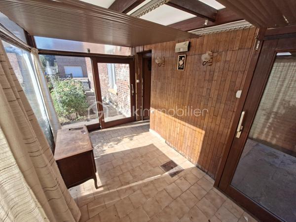 🏡 Maison semi-individuelle de caractère – 80 m² habitables –📍Noyelles-Sous-Lens – Terrain de 336 m² – 77 000 €

À découvrir sans tarder sur Noyelles-Sous-Lens ! Cette charmante maison semi individuelle des années 1930 saura vous séduire par ses beaux volumes, son potentiel et son excellent rapport qualité/prix.
Édifiée sur un terrain de 336 m², elle offre 80 m² habitables avec des pièces spacieuses et lumineuses.

Composition :

Un salon de 15 m² offrant un bel espace de vie.
Une cuisine de 15 m², fonctionnelle et conviviale.
Deux grandes chambres de 15 m² et 17 m².
Une salle de bain.
Une magnifique véranda, véritable pièce de détente ouverte sur le jardin.

Les atouts :

✅ Menuiseries PVC double vitrage.
✅ Grand garage de 15 m².
✅ Cabanon de jardin pour un espace de rangement supplémentaire.
✅ Cave saine de 15 m², idéale pour le stockage.
✅ Maison de caractère avec de très beaux volumes.
✅ Terrain de 336 m², parfait pour profiter des beaux jours.

Située à proximité immédiate de toutes les commodités : commerces, écoles, transports en commun, services et principaux axes de circulation. Un emplacement idéal pour une vie quotidienne pratique et agréable. 

Une belle opportunité pour un premier achat, un investissement locatif ou un projet de rénovation avec un fort potentiel. N'attendez plus pour venir la visiter ! Contactez moi dès maintenant pour plus d'informations ou pour organiser une visite.