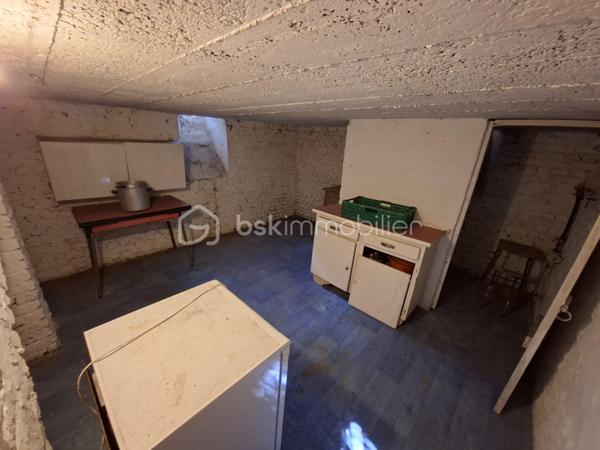 🏡 Maison semi-individuelle de caractère – 80 m² habitables –📍Noyelles-Sous-Lens – Terrain de 336 m² – 77 000 €

À découvrir sans tarder sur Noyelles-Sous-Lens ! Cette charmante maison semi individuelle des années 1930 saura vous séduire par ses beaux volumes, son potentiel et son excellent rapport qualité/prix.
Édifiée sur un terrain de 336 m², elle offre 80 m² habitables avec des pièces spacieuses et lumineuses.

Composition :

Un salon de 15 m² offrant un bel espace de vie.
Une cuisine de 15 m², fonctionnelle et conviviale.
Deux grandes chambres de 15 m² et 17 m².
Une salle de bain.
Une magnifique véranda, véritable pièce de détente ouverte sur le jardin.

Les atouts :

✅ Menuiseries PVC double vitrage.
✅ Grand garage de 15 m².
✅ Cabanon de jardin pour un espace de rangement supplémentaire.
✅ Cave saine de 15 m², idéale pour le stockage.
✅ Maison de caractère avec de très beaux volumes.
✅ Terrain de 336 m², parfait pour profiter des beaux jours.

Située à proximité immédiate de toutes les commodités : commerces, écoles, transports en commun, services et principaux axes de circulation. Un emplacement idéal pour une vie quotidienne pratique et agréable. 

Une belle opportunité pour un premier achat, un investissement locatif ou un projet de rénovation avec un fort potentiel. N'attendez plus pour venir la visiter ! Contactez moi dès maintenant pour plus d'informations ou pour organiser une visite.