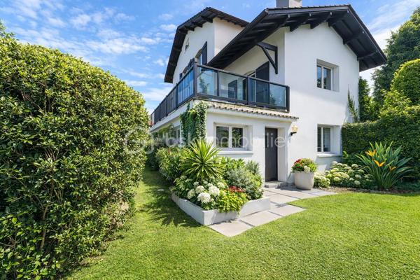Sur les hauteurs de Saint-Jean-de-Luz, dans une impasse, cette grande maison de 221 m2 habitable construite en 1975 profite de la vue sur la mer et les montagnes sur un terrain de plus des 1700 m2 divisible 
La  partie principale de la maison propose environ 148 m² habitable avec une entrée, un séjour donnant sur une grande terrasse, une cuisine indépendante, 2 chambres au rez de chaussée, un wc, une salle d'eau et à l'étage 3 chambres, une salle d'eau, un w.c, un grenier de 30 m² et des combles aménageables de  de 60 m2 environ. 
S'ajoute à cet espace, en rez-de-jardin, un appartement T3 d’environ 74 m2, composé d'un séjour, de 2 chambres, une cuisine, une salle de bain et un wc avec une terrasse et un accès indépendant avec jardinet ou terrasse, idéal pour recevoir ou envisager un revenu locatif. 
En complément , vous disposerez également d’un garage de 38 m² et d’un atelier de 21 m².
La surface totale au sol est de 375 m2.
Nb : Quelques photos ont été retravaillées de manière plus contemporaine afin de faciliter la projection  . Des photos complémentaires peuvent être transmises 
Je suis disponible pour tout complément d'information.