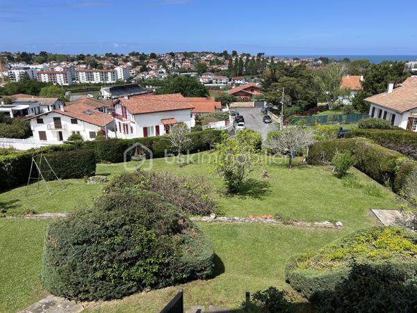 Sur les hauteurs de Saint-Jean-de-Luz, dans une impasse, cette grande maison de 221 m2 habitable construite en 1975 profite de la vue sur la mer et les montagnes sur un terrain de plus des 1700 m2 divisible 
La  partie principale de la maison propose environ 148 m² habitable avec une entrée, un séjour donnant sur une grande terrasse, une cuisine indépendante, 2 chambres au rez de chaussée, un wc, une salle d'eau et à l'étage 3 chambres, une salle d'eau, un w.c, un grenier de 30 m² et des combles aménageables de  de 60 m2 environ. 
S'ajoute à cet espace, en rez-de-jardin, un appartement T3 d’environ 74 m2, composé d'un séjour, de 2 chambres, une cuisine, une salle de bain et un wc avec une terrasse et un accès indépendant avec jardinet ou terrasse, idéal pour recevoir ou envisager un revenu locatif. 
En complément , vous disposerez également d’un garage de 38 m² et d’un atelier de 21 m².
La surface totale au sol est de 375 m2.
Nb : Quelques photos ont été retravaillées de manière plus contemporaine afin de faciliter la projection  . Des photos complémentaires peuvent être transmises 
Je suis disponible pour tout complément d'information.