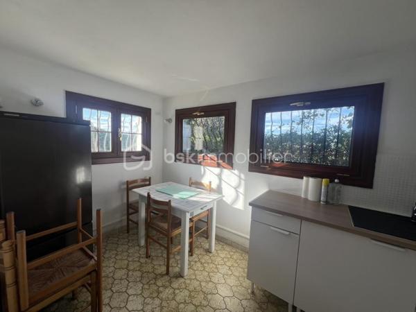 Sur les hauteurs de Saint-Jean-de-Luz, dans une impasse, cette grande maison de 221 m2 habitable construite en 1975 profite de la vue sur la mer et les montagnes sur un terrain de plus des 1700 m2 divisible 
La  partie principale de la maison propose environ 148 m² habitable avec une entrée, un séjour donnant sur une grande terrasse, une cuisine indépendante, 2 chambres au rez de chaussée, un wc, une salle d'eau et à l'étage 3 chambres, une salle d'eau, un w.c, un grenier de 30 m² et des combles aménageables de  de 60 m2 environ. 
S'ajoute à cet espace, en rez-de-jardin, un appartement T3 d’environ 74 m2, composé d'un séjour, de 2 chambres, une cuisine, une salle de bain et un wc avec une terrasse et un accès indépendant avec jardinet ou terrasse, idéal pour recevoir ou envisager un revenu locatif. 
En complément , vous disposerez également d’un garage de 38 m² et d’un atelier de 21 m².
La surface totale au sol est de 375 m2.
Nb : Quelques photos ont été retravaillées de manière plus contemporaine afin de faciliter la projection  . Des photos complémentaires peuvent être transmises 
Je suis disponible pour tout complément d'information.