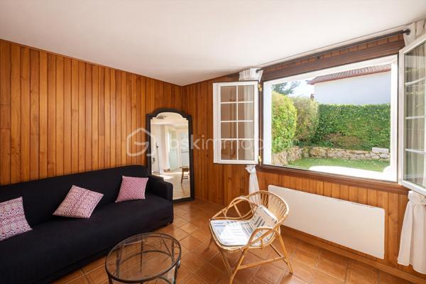 Sur les hauteurs de Saint-Jean-de-Luz, dans une impasse, cette grande maison de 221 m2 habitable construite en 1975 profite de la vue sur la mer et les montagnes sur un terrain de plus des 1700 m2 divisible 
La  partie principale de la maison propose environ 148 m² habitable avec une entrée, un séjour donnant sur une grande terrasse, une cuisine indépendante, 2 chambres au rez de chaussée, un wc, une salle d'eau et à l'étage 3 chambres, une salle d'eau, un w.c, un grenier de 30 m² et des combles aménageables de  de 60 m2 environ. 
S'ajoute à cet espace, en rez-de-jardin, un appartement T3 d’environ 74 m2, composé d'un séjour, de 2 chambres, une cuisine, une salle de bain et un wc avec une terrasse et un accès indépendant avec jardinet ou terrasse, idéal pour recevoir ou envisager un revenu locatif. 
En complément , vous disposerez également d’un garage de 38 m² et d’un atelier de 21 m².
La surface totale au sol est de 375 m2.
Nb : Quelques photos ont été retravaillées de manière plus contemporaine afin de faciliter la projection  . Des photos complémentaires peuvent être transmises 
Je suis disponible pour tout complément d'information.