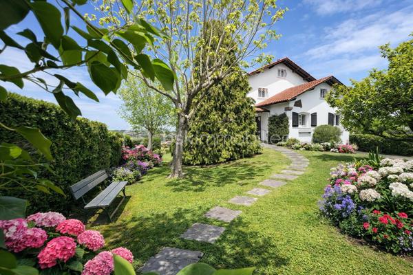 Sur les hauteurs de Saint-Jean-de-Luz, dans une impasse, cette grande maison de 221 m2 habitable construite en 1975 profite de la vue sur la mer et les montagnes sur un terrain de plus des 1700 m2 divisible 
La  partie principale de la maison propose environ 148 m² habitable avec une entrée, un séjour donnant sur une grande terrasse, une cuisine indépendante, 2 chambres au rez de chaussée, un wc, une salle d'eau et à l'étage 3 chambres, une salle d'eau, un w.c, un grenier de 30 m² et des combles aménageables de  de 60 m2 environ. 
S'ajoute à cet espace, en rez-de-jardin, un appartement T3 d’environ 74 m2, composé d'un séjour, de 2 chambres, une cuisine, une salle de bain et un wc avec une terrasse et un accès indépendant avec jardinet ou terrasse, idéal pour recevoir ou envisager un revenu locatif. 
En complément , vous disposerez également d’un garage de 38 m² et d’un atelier de 21 m².
La surface totale au sol est de 375 m2.
Nb : Quelques photos ont été retravaillées de manière plus contemporaine afin de faciliter la projection  . Des photos complémentaires peuvent être transmises 
Je suis disponible pour tout complément d'information.