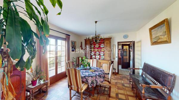 Sur les hauteurs de Saint-Jean-de-Luz, dans une impasse, cette grande maison de 221 m2 habitable construite en 1975 profite de la vue sur la mer et les montagnes sur un terrain de plus des 1700 m2 divisible 
La  partie principale de la maison propose environ 148 m² habitable avec une entrée, un séjour donnant sur une grande terrasse, une cuisine indépendante, 2 chambres au rez de chaussée, un wc, une salle d'eau et à l'étage 3 chambres, une salle d'eau, un w.c, un grenier de 30 m² et des combles aménageables de  de 60 m2 environ. 
S'ajoute à cet espace, en rez-de-jardin, un appartement T3 d’environ 74 m2, composé d'un séjour, de 2 chambres, une cuisine, une salle de bain et un wc avec une terrasse et un accès indépendant avec jardinet ou terrasse, idéal pour recevoir ou envisager un revenu locatif. 
En complément , vous disposerez également d’un garage de 38 m² et d’un atelier de 21 m².
La surface totale au sol est de 375 m2.
Nb : Quelques photos ont été retravaillées de manière plus contemporaine afin de faciliter la projection  . Des photos complémentaires peuvent être transmises 
Je suis disponible pour tout complément d'information.