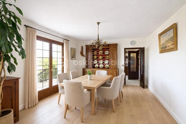 Sur les hauteurs de Saint-Jean-de-Luz, dans une impasse, cette grande maison de 221 m2 habitable construite en 1975 profite de la vue sur la mer et les montagnes sur un terrain de plus des 1700 m2 divisible 
La  partie principale de la maison propose environ 148 m² habitable avec une entrée, un séjour donnant sur une grande terrasse, une cuisine indépendante, 2 chambres au rez de chaussée, un wc, une salle d'eau et à l'étage 3 chambres, une salle d'eau, un w.c, un grenier de 30 m² et des combles aménageables de  de 60 m2 environ. 
S'ajoute à cet espace, en rez-de-jardin, un appartement T3 d’environ 74 m2, composé d'un séjour, de 2 chambres, une cuisine, une salle de bain et un wc avec une terrasse et un accès indépendant avec jardinet ou terrasse, idéal pour recevoir ou envisager un revenu locatif. 
En complément , vous disposerez également d’un garage de 38 m² et d’un atelier de 21 m².
La surface totale au sol est de 375 m2.
Nb : Quelques photos ont été retravaillées de manière plus contemporaine afin de faciliter la projection  . Des photos complémentaires peuvent être transmises 
Je suis disponible pour tout complément d'information.
