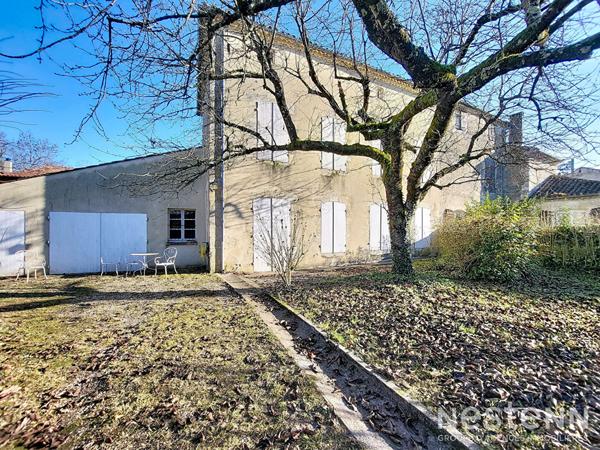 A Vendre Maison de ville en pierre rénovée avec garage et jardin à proximité immédiate du centre-ville